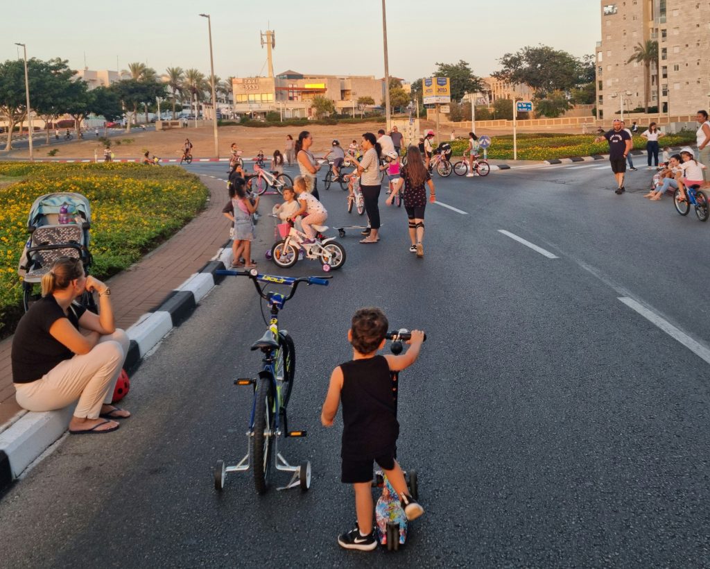 The scene at one of the busiest roundabouts in Ashdod beside your humble servant's home. No cars on Yom Kippur--just thousands of bicycles and scooters in the street.