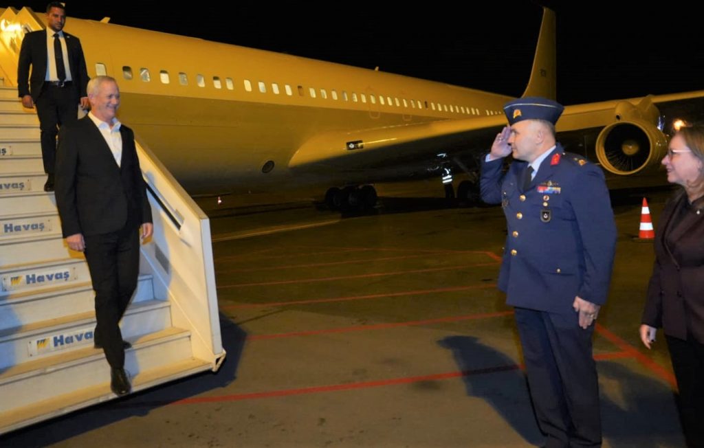 Prime Minister wannabe Benny Gantz landing in Ankara last night for more faux photo ops.
