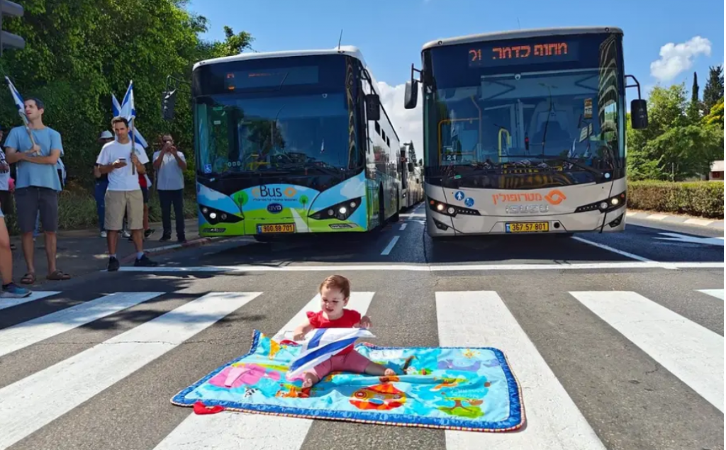 Child protective services were called to get this toddler out of the street.