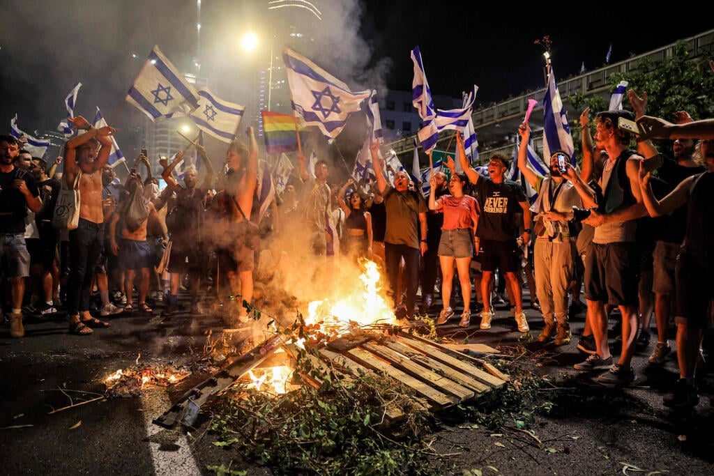 It was perversely intriguing to watch anarchists build this bonfire last night in the middle of the Ayalon Freeway. After it was fully abaze with flames reaching some 2 meters in height, the anarchists hopped and jumped around it as if in a drunken frenzy.