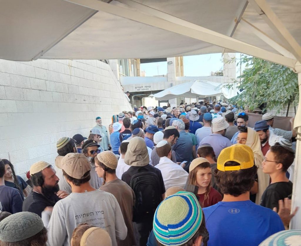Hundreds of Jews trying to make it to the Temple Mount on this Tisha B'Av.